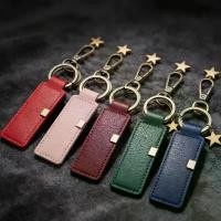 ราคา พวงกุญแจหนัง PU สลักชื่อส่วนตัว โลโก้ ป้ายห้อง หมายเลขห้อง พวงกุญแจรถยนต์สไตล์เรโทร ของขวัญ (1734378361797773164)