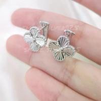ราคา ต่างหู ลายดอกไม้4กลีบ Diamond cut ขนาด14mm. เงินแท้ 92.5% ชุบทองคำขาว (1732029440039945226)