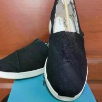 ราคา รองเท้า TOMs รุ่นสีดำ ดีไซน์เรียบง่าย สะดวกสบาย สำหรับทุกโอกาส (1735287457577797138)