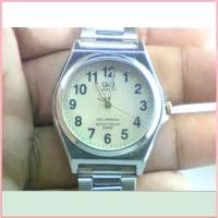 ราคา นาฬิกา Vintage มือสองญี่ปุ่น Q&Q SOLARMATE QUARTZ ผู้ชาย ทรงกลม กรอบเงิน หน้าเหลือง สายสแตนเลสแท้ 38mm ยึดรูปแบบเดียวกัน (1735500970141844609)