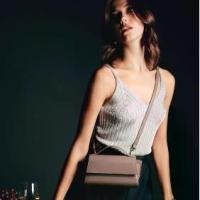 ราคา VERA Margo Longo กระเป๋าถือ Handbag พร้อมสายสะพาย Crossbody ที่ออกแบบตัดทอนให้มีความ Minimal และอะไหล่สีเงิน (1730373527444490992)