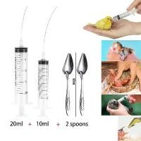 ราคา เครื่องป้อนอาหารนกสำหรับลูกนก กระบอกฉีดยาป้อนนมนก น้ำ นม ยา อุปกรณ์สำหรับสัตว์เลี้ยง 10 มล.+ 20 มล.+ ช้อน 2 ชิ้น (1735079713327843264)