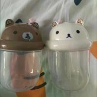 ราคา Rilakkuma น่ารักสไตล์คาวาอี้ แก้วพลาสติกพร้อมหลอด แก้วน้ำขนาดเล็กสำหรับนักเรียน สติ๊กเกอร์ทำเองได้ ความจุขนาดใหญ่ แก้วนมพลาสติก แก้ว Tons Ton เหมาะเป็นของขวัญ (1735317490887132304)