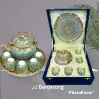 ราคา ชุดกาแป้นเบญจรงค์ พร้อมจานรอง และ 5 ถ้วย ใส่กล่องผ้าไหม Tea Set with Five Cups and Tray Handpainted by JJ Benjarong (Silk Box included) (1735239840294536979)