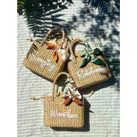 ราคา ♚Box bags : name : Ribbon - กระเป๋าสานผักตบชวา ทรงกล่อง มี 3 ไซส์ ให้เลือก ออกแบบติดชื่อ+ผ้าผูกโบว์♥ 【จัดส่งจากประเทศไทย】 (1734244328143095539)