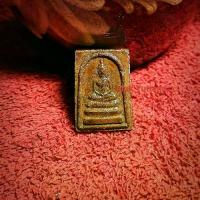 ราคา สมเด็จพระร่วง หลังองค์พระปฐมเจดีย์ จัดสร้างปี 2514 ผงเนื้อดินผสมผงพุทธคุณ Phra Ruang amulet, made behind Phra Pathom Chedi, created in 2514 BE (1971 CE), made of clay mixed with sacred powders. (17328