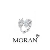 ราคา MORAN แหวนเซอร์คอนทรงสี่เหลี่ยม “Sugar Cube Whisper” | แหวนเปิดลายดอกไม้ชุบแพลทินัม (1734811284411811628)