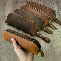 ราคา กระเป๋าดินสอหนังวินเทจ แบบเรียบง่าย กระบอกใส่ปากกา กระเป๋าเก็บของ มีซิป กระเป๋าใส่ดินสอ กล่องใส่แว่น เครื่องเขียน (1734629414371952139)