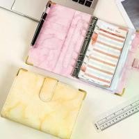 ราคา สมุดบันทึก ลายหินอ่อน แฟ้มเก็บเงิน ปู ป้องกันน้ำ หนังสือท้าทายการออมเงิน พร้อมมุมป้องกัน เอ6 สมุดบัญชีเงินสด บัญชีรายวัน (1735155343947498729)