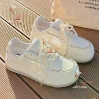 ราคา รองเท้าสีขาวสำหรับผู้หญิง สไตล์เกาหลี แคนโกง ยอดนิยมในฤดูร้อน 2025 ดีไซน์นมฟูฟู่ สไตล์เล็กๆ อเนกประสงค์ รองเท้าผ้าใบพื้นหนา รองเท้าผ้าใบลำลอง ผ้าใบ ขาว ล้วน ผู้ หญิง รองเท้า (1731562120863844095)