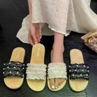 ราคา รองเท้าแตะฤดูร้อนใหม่สำหรับผู้หญิง เหมาะสำหรับสวมใส่นอกสถานที่ในซีซูฮังบันนา รองเท้าแตะพักผ่อนแบบเรียบ แฟชั่นนางฟ้า อเนกประสงค์ ประดับมุกหวาน นักศึกษา กีบ หมู ผ้าใบ น่ารัก หน้า เ (1735044687605696143)