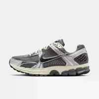 ราคา NIKE รุ่นใหม่ปี 2026 รองเท้าผู้ชาย NIKE ZOOM VOMERO 5 ลำลอง IM3486-001 (1735471640684693469)