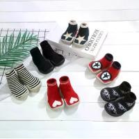ราคา รองเท้าแตะเด็ก พื้นนุ่ม รองเท้าใส่ในบ้านสำหรับทารก รองเท้าใส่นอกบ้าน พื้นยาง รองเท้าเด็ก รองเท้าฝึกเดิน ถุงเท้าความยาวกลางน่อง (1734248982747645005)