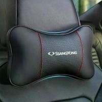 ราคา A สินค้า 1 ชิ้น หมอนรองคอพิงศีรษะเบาะรถยนต์ พร้อมโลโก้รถ สำหรับ SsangYong Musso, Korando, Rexton, Torres, Kyron อุปกรณ์ตกแต่งภายในรถยนต์ (1735117500293744298)
