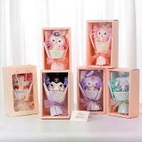 ราคา ตุ๊กตาผ้าขนาดสร้างสรรค์ของขวัญคุโระมิ ตุ๊กตาการ์ตูนน่ารัก ช่อดอกไม้แบบถือ ดอกไม้สำหรับวันเกิด วันวาเลนไทน์ พวง มาลัย เงิน ดอกไม้ ริบบิ้น พวงมาลัย รับ บัณฑิตน้อย อนุบาล 3 ช่อ ตุ๊กตา ใส่ (17347439610514