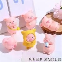 ราคา 1 ชิ้น ตุ๊กตาหมูการ์ตูนสีชมพูน่ารัก ของตกแต่งขนาดเล็ก รูปปั้นหมูเรซิน ของสะสม ของเล่นตกแต่งสวนเทพนิยาย (1735489739524507449)