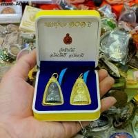ราคา เหรียญหลวงปู่ทวดวัดช้างให้ รุ่น 101 ปี เป็นเหรียญเลี่ยมกรอบทองบรรจุในกล่องกำมะหยี่ ชุดละ 2 เหรียญ (1735461232374351149)