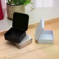ราคา {ING} กล่องโลหะขนาดเล็กทรงสี่เหลี่ยมแบบบิดเปิด มีกลไกประตู/ลิ้นชัก เก็บของได้ ขนาดเล็ก เหมาะสำหรับใส่ชุดอุปกรณ์ เครื่องประดับ เหรียญ ลูกอม และถุงยางอนามัย พกพาสะดวก (1735486508996920999)