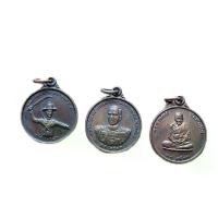 ราคา เหรียญพระเจ้าตากสิน เหรียญกรมหลวงชุมพรเขตอุดมศักดิ์ เหรียญหลวงพ่ออี๋ วัดสัตหีบ *ชุด 3 เหรียญ* ที่ระลึกสร้างอนุสาวรีย์ สมเด็จพระเจ้าตากสินมหาราช ปี 2543 (1731352985184733822)