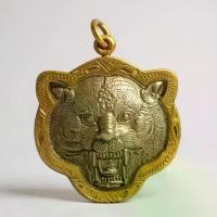 ราคา [เก็บเงินปลายทาง] เหรียญ เสือเผ่นแตก เลี่ยมกรอบทองคำแท้ หลวงพ่อเปิ่น วัดบางพระ หลวงพ่อเปิ่น มีความเชื่อว่ามีพลังอำนาจในการปกป้องคุ้มครองผู้ที่พกพาให้รอดพ้นจากอันตราย (1732840841641231654)