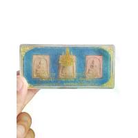 ราคา พระผงพระแก้วมรกต 3 ฤดู วัดพระแก้ว กรุงเทพฯ ปี 2539 (รุ่นนิตยสารพุทธคุณฉบับขึ้นรอบปีที่ 3) #พระแก้วมรกต #พระผงพระแก้วมรกต #พระเครื่องพระแก้วมรกต #วัตถมงคลพระแก้วมรกต #พระเครื่อง #วัตถุมงคล (17344058069