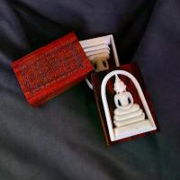 ราคา 【จัดส่งทันที】 พระเครื่อง วัตถุมงคล พระสมเด็จพิมพ์ใหญ่ กระดูกช้าง+ไม้พยูง (1734624558104413345)