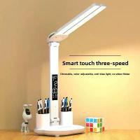 ราคา โคมไฟตั้งโต๊ะ LED สำหรับนักเรียนพร้อมหน้าจอดิจิทัล, โคมไฟอ่านหนังสือปรับได้ 3 สี, โคมไฟตั้งโต๊ะลดแสงสีฟ้าพร้อมที่จัดระเบียบปากกา (1735310177465763762)