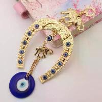 ราคา 1 ชิ้น เครื่องรางแขวนผนังรูปเกือกม้าตาสีน้ำเงินตุรกีพร้อมช้างและริบบิ้น ของขวัญนำโชคชาติพันธุ์ จี้ตกแต่งบ้านและรถยนต์ บาน ประตู มณฑป พระปิดตา หลวงปู่ โต๊ะ เหรียญ ครุฑ กรอบ อิตาลี (1733890110774347373)
