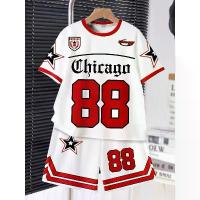 ราคา ชุดวอร์มเด็กชายแขนสั้นสำหรับฤดูร้อน ลายกราฟิกบาสเกตบอลแบบ dunk เสื้อยืดพิมพ์ลายผู้เล่นบาสเกตบอลสีขาว กางเกงขาสั้นสีแดง ชุดกีฬา 2 ชิ้น (1735244971786339373)