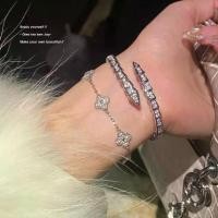 ราคา 2026 [Joy Boss] สร้อยข้อมือปีงู ปีนักษัตรสุนัขจิ้งจอก กำไลรูปงูประดับเพชรเต็มตัว พื้นผิวหรูหรา ดีไซน์โคลเวอร์สี่ใบ (1734616007740852095)