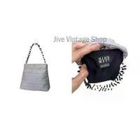 ราคา กระเป๋า Nine West ผ้าไหมสีเงิน metallic สายแต่งลูกปัด เป็นทรงถือ ใบเล็กน่ารัก y2k มือสองสภาพจากตู้ญี่ปุ่น จัดส่งจากกทม (1733368994318419569)