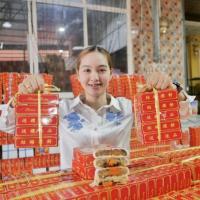ราคา ขนมเปี๊ยะอโณทัย 5แถม5 ขนมเปี๊ยะแป้งบางไส้แน่น ไส้รวม 4 ไส้ใน 1 ลูก(ถั่วเหลือง+ถั่วดำ+ฟัก+ไข่แดงเค็ม) พิเศษ5แถม5 สูตรดั้งเดิมอโณทัย ลูกละ250กรัม (1732069155907668583)