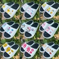 ราคา (มีขนาด 36 ถึง 41) รองเท้าแตะแบบสวมพื้นทูโทน ยาง EVA รองเท้าแตะ พื้นนุ่ม กันลื่น นุ่ม ใส่สบาย รองเท้าเพื่อสุขภาพ รองเท้าแตะแบบสวม รองเท้าแตะส้นหนา 3.5 ซม. ติดการ์ตูนน่ารักๆ (1729672272972843636)