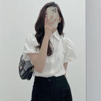 ราคา เสื้อเชิ้ตแขนพองสีขาวสำหรับผู้หญิง เสื้อเชิ้ตแขนสั้นและคอปกพับ ทรงหลวม สไตล์เกาหลี (1729702260745931515)