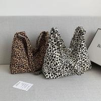 ราคา กระเป๋าสะพายข้าง ลายเสือดาว เนื้อผ้าแคนวาส ไซส์ใหญ่ สะพายเฉียงได้ แบบแคชวลอเนกประสงค์ กระเป๋ารักแร้ผู้หญิง (1732108498055432345)