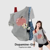 ราคา เสื้อเปิดไหล่สาวอวบ เสือใส่สบาย oversize สไตล์เกาหลีน่ารัก เสื้อยืดนิ่ม สกรีนลายน่ารักๆ สื้อโชว์ไหล่ เหมาะสำหรับฤดูร้อน คอปาดปาดไหล่ ดแขนสั้น สีขาว ใส่ชิคๆ (1731884416493913684)