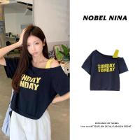 ราคา เสื้อยืด อักษรสวย คอกว้างเสื้อยืดปาดไหล่ได้ อักษรสวย คอกว้าง ดีไซน์เก๋ไม่ซ้ำ พร้อมสายสะพายไหล่ เสือใส่สบาย สื้อโชว์ไหล่ เหมาะสำหรับฤดูร้อน เสื้อสาวอวบ แขนสั้น สไตล์วินเทจ (1731855956121257556)