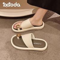 ราคา รองเท้าแตะผู้หญิง สวมยางEVA พื้นหนา 2.5cm แบบสวมนิ้วโป้ง ประดับอะไหล่สีทอง แฟชั่น สไตล์เกาหลีรองเท้าแตะหูคีบ รองเท้าหูคีบแบบสวมนิ้ว รองเท้า นิ้ว โป้ง ตลก ๆ (1731567255473850376)