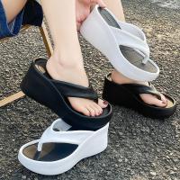 ราคา รองเท้าแตะชายหาดส้นสูงผู้หญิงรุ่นใหม่ พื้นนุ่ม น้ำหนักเบา กันลื่น ส้นรองเท้าสูง 7.5 ซม. มี 2 สี A222 (1730413003849894217)