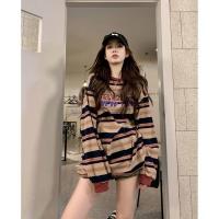ราคา เสื้อยืดแขนยาว SS24 ดีไซน์ลายทางตัดกัน ทรงหลวม คอกลม สไตล์อเมริกันเรโทร พิมพ์ลายตัวอักษร เหมาะสำหรับฤดูใบไม้ผลิและฤดูใบไม้ร่วง เสื้อเบลาส์ผู้หญิง อินเทรนด์ (1729921130422700425)