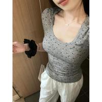 ราคา เสื้อยืดเปิดไหล่แขนสั้นลายจุดสีเทาสำหรับผู้หญิงเสื้อออกแบบเอวสั้นสไตล์อเมริกันเข้ารูปสำหรับฤดูร้อน (1732065736842511626)