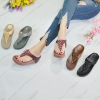 ราคา 678-951 รองเท้าเสริมส้นสูง2.5นิ้ว คีบพู่ชาช่าคริสตัลสวยหรูน่ารักฟรุ้งฟริ้ง (1730913175606757397)