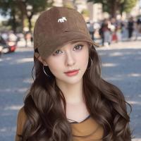 ราคา ชุดวิกผมและหมวกแฟชั่นฤดูร้อน สำหรับผู้หญิง หมวกเบสบอลสีน้ำตาลพร้อมโลโก้สีขาว ผมหยักศกยาว ต่างหูมีสไตล์ เหมาะสำหรับชายหาดหรือชุดลำลอง เครื่องประดับชายหาด หมวกมีสไตล์ แฮร์พีช ผมเปีย ไหมถักผม (1731477995