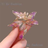 ราคา เข็มกลัดดอกไม้ไอริสฝรั่งเศส ระดับไฮเอนด์ เข็มกลัดโลหะผสม เข็มกลัดดอกไม้สีม่วง เข็มกลัดผ้าคลุมไหล่ดอกไม้หน้าอกสีม่วง หมุดยึดผ้าคลุมศีรษะ ตกแต่งผ้าคลุมไหล่มุสลิม เหมาะสำหรับเป็นของขวัญวันหยุดสำหรับสุภาพ