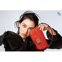 ราคา Lyn กระเป๋าถือ สะพายข้าง รุ่นนี้สวยๆ เก๋ๆ ด้านหน้าตรงที่เปิดปิดเป็นโลหะชื่อแบรนด์ รุ่นนี้เปิดปิดด้วยกระดุมแม่เหล็ก (986676031)