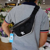 ราคา กระเป๋าคาดอก หรือเอว Adidas Mate 3D ของแท้100 กระเป๋า รุ่นใหม่ สามารถคาดอกหรือเอว วัสดุเนื้อแมทท์สไตล์เดียวกับ Issey Miyake (1273018558)