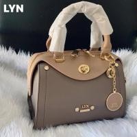 ราคา Lyn Temperly Xs new collection ทรงหมอน แบบใหม่ล่าสุด ชนช็อป ขนาดกำลังดี ซิบปั๊มทุกจุด ออกเเบบติดอะไหล่สีทอง พร้อมป้ายห้อยปั้ม Lyn งานด้านในบุซับในอย่างดี มีซิปใช้งาน ช่องใส่มือถือ พร้อมสายสะพายหนังยาว