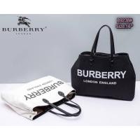 ราคา New กระเป๋าทรง Tote ขนาด 16 นิ้ว จากแบรนด์ Burberry ใส่ของได้จุใจ เหมาะสำหรับสาวนักขนสมบัติ มี2สี ขาว ดำ (1002014717)