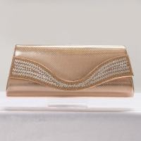 ราคา กระเป๋าคลัชออกงาน หนังPU ลายเลียนแบบหนังแท้ แวววาวเงางาม ประดับก้านเหล็กฝังเพรช สีแชมเปญ (215672011)