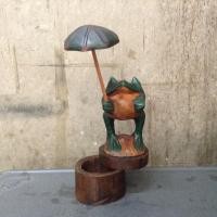 ราคา กบไม้กางร่ม กบไม้ยืนกางร่ม กบไม้ยืน กบ กบไม้กางร่มใส่เหรียญ กบไม้ใส่ของ ขนาด ฐาน 9 ซม สูงจากฐาน 20 ซม ร่ม 8 ซม ทำจากไม้ฉำฉา กบเขียวยืนกางร่ม บนฐานที่ทำเป็นตลับกลม หมุนซ้าย ขวา ได้รอบทิศ (1024320035)